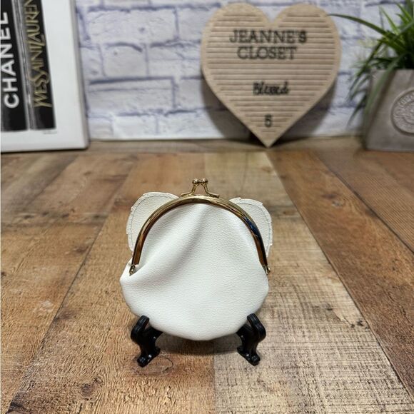 Bioworld
Harry Potter Hedwig Letter to Hogwarts Kiss Lock Coin Pouch - Picture 3 of 9